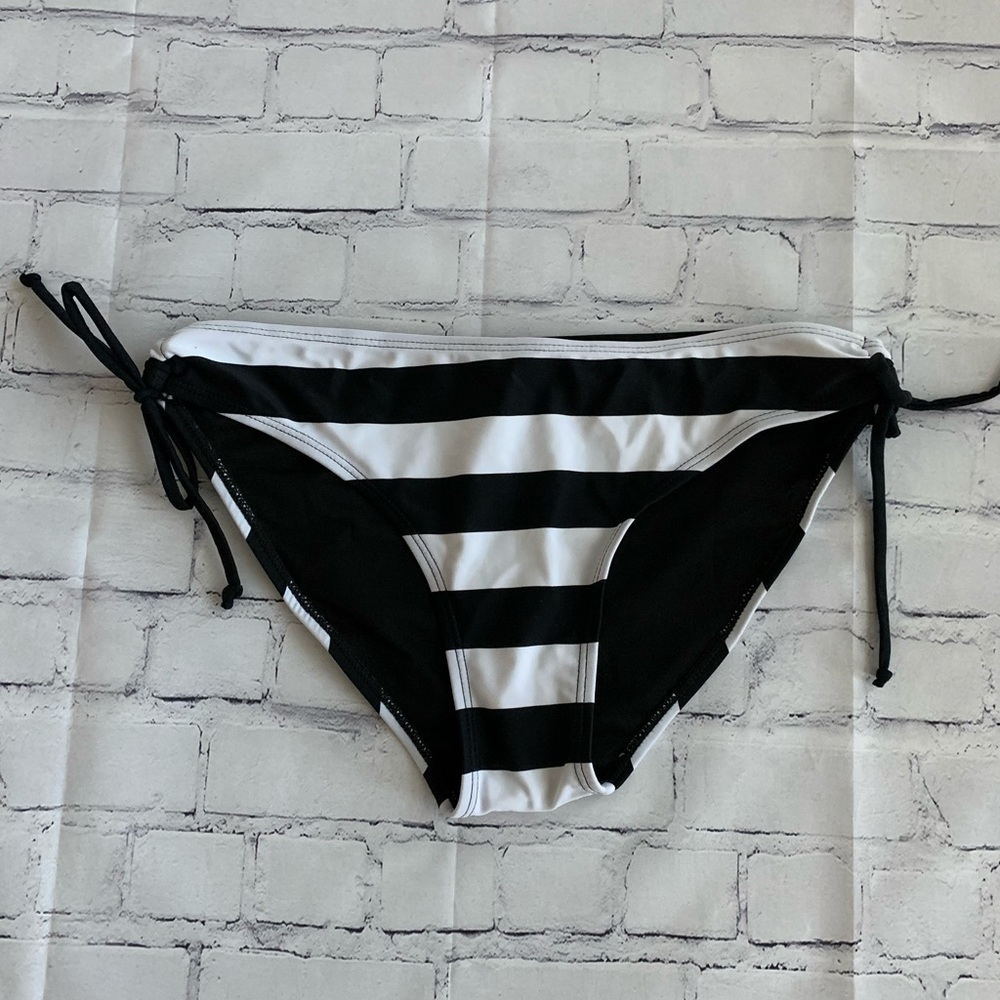 Cute bikini bottom 🖤🤍